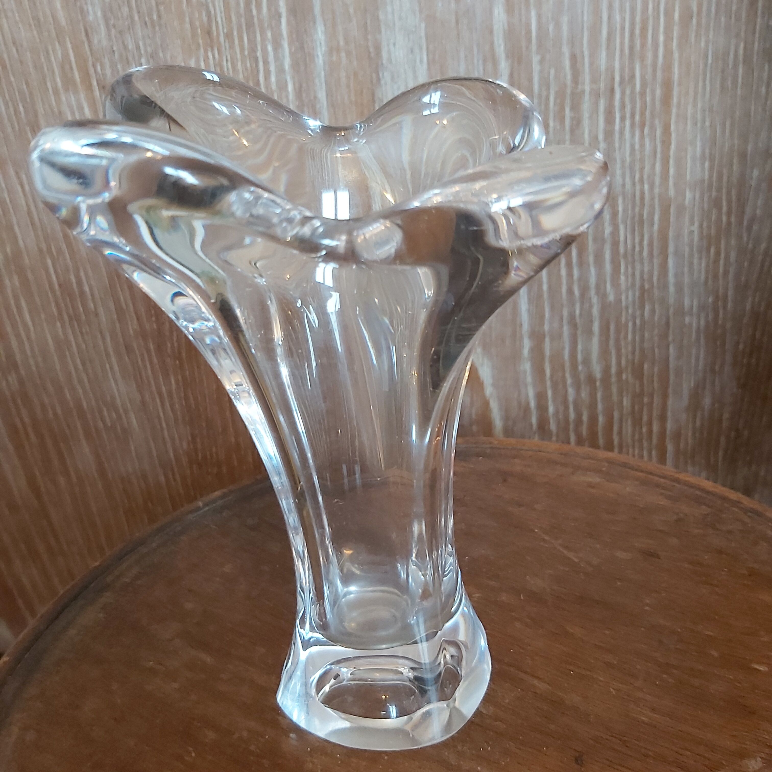 Corolla-shaped vase in bayer crystal