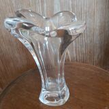 Corolla-shaped vase in bayer crystal