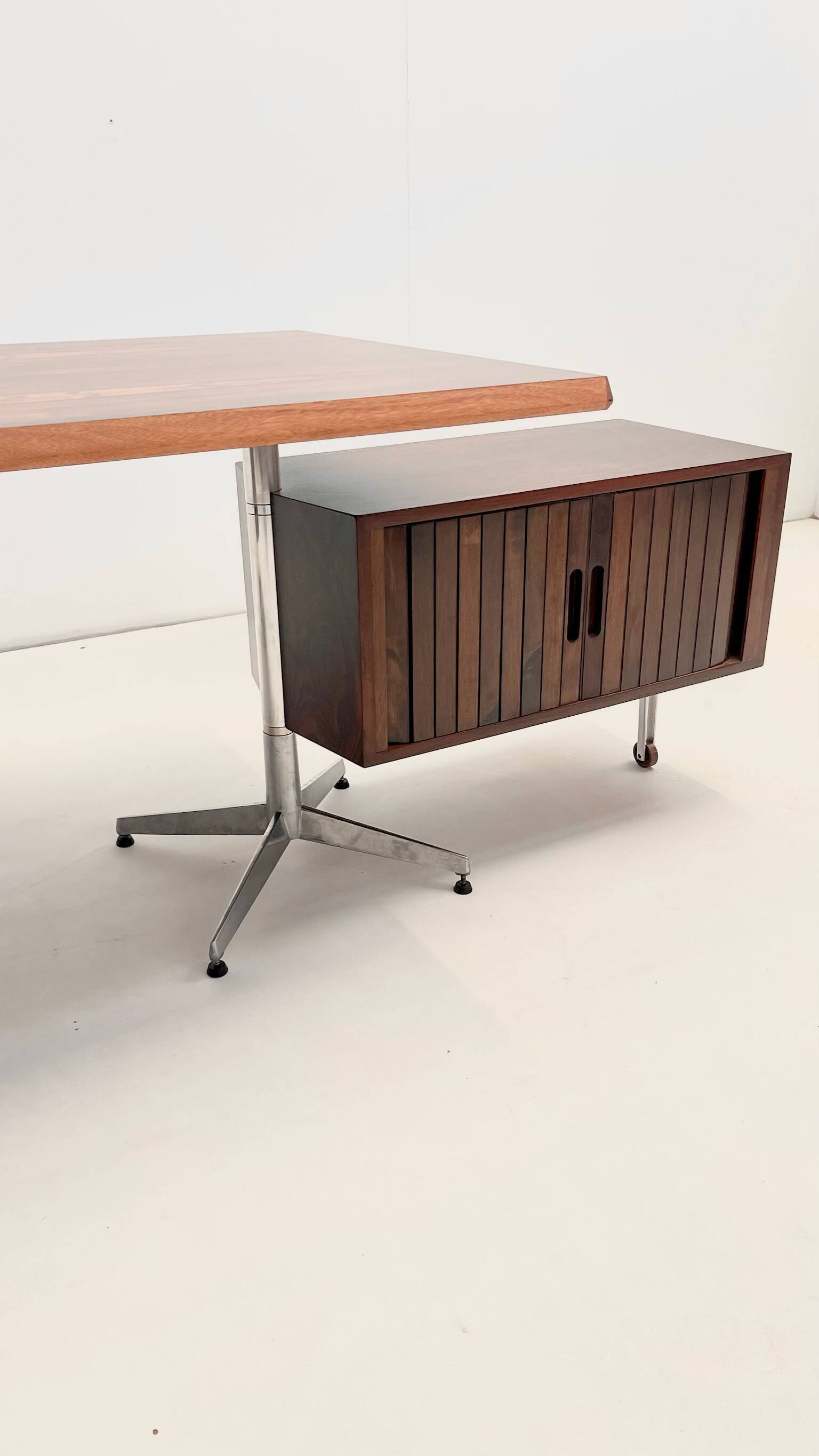 Early commissionned variant of a 'T95' Desk