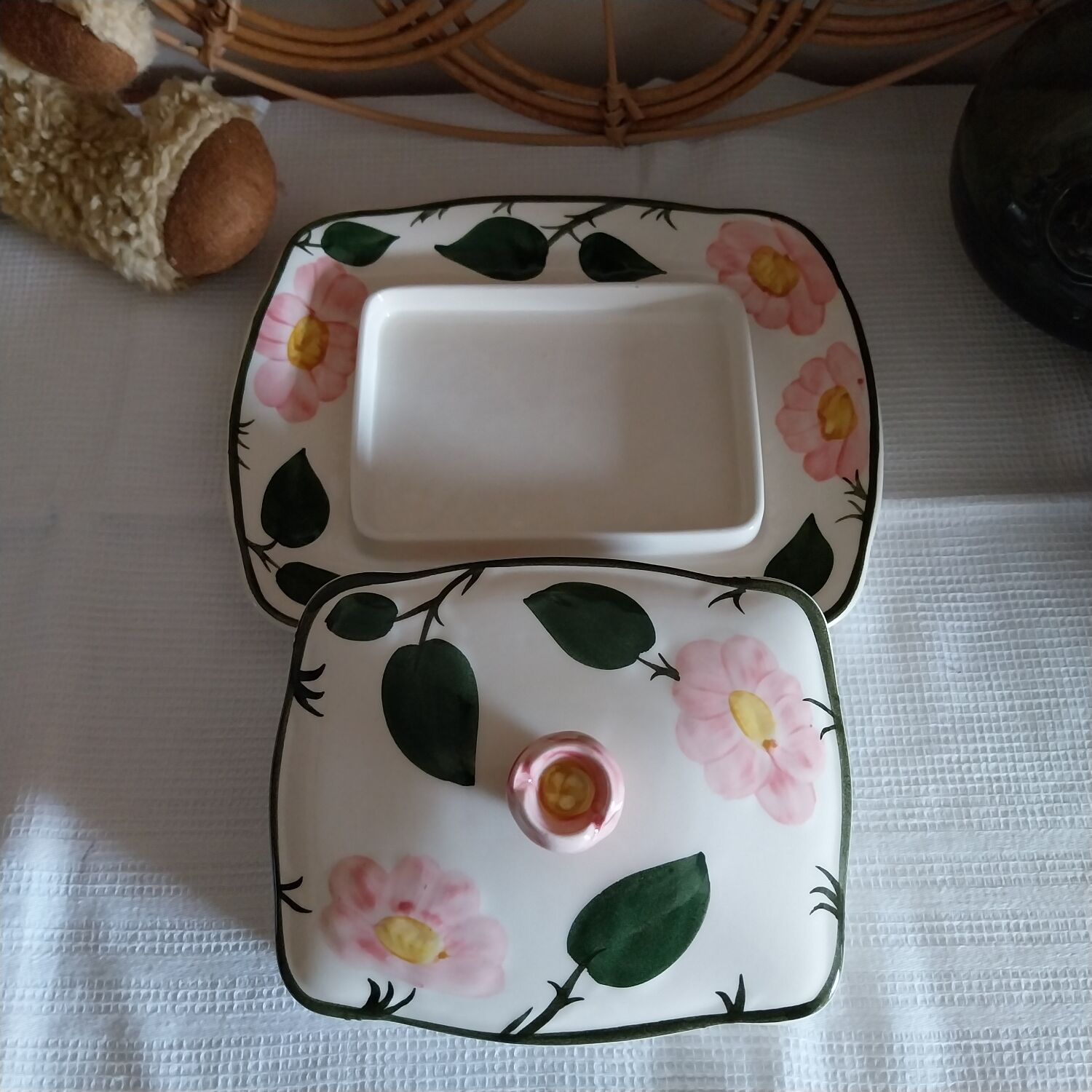 Butter dish Villeroy & Boch model Wild Roses