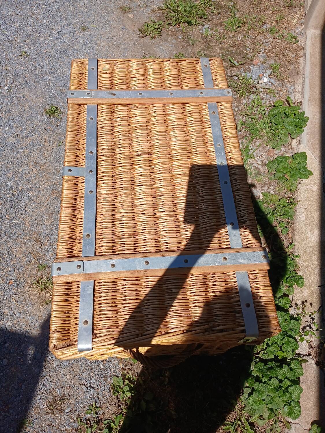 Malle de voyage ancienne en osier