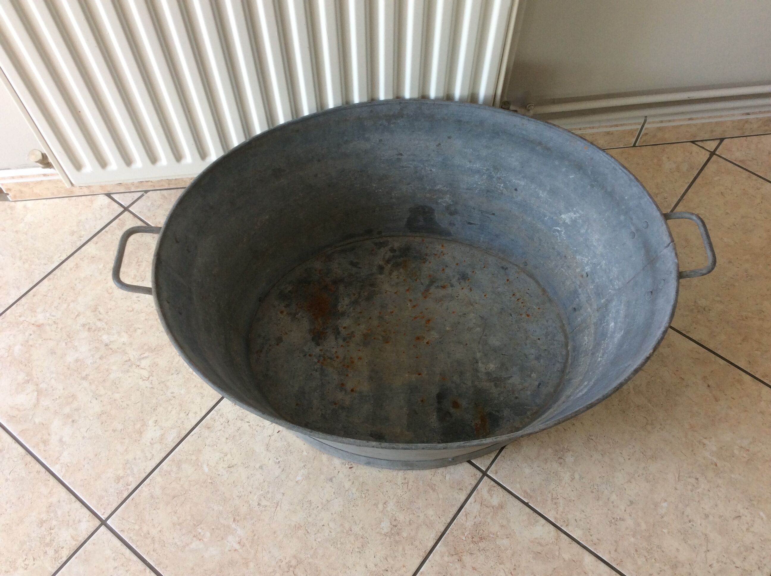 Oval zinc basin