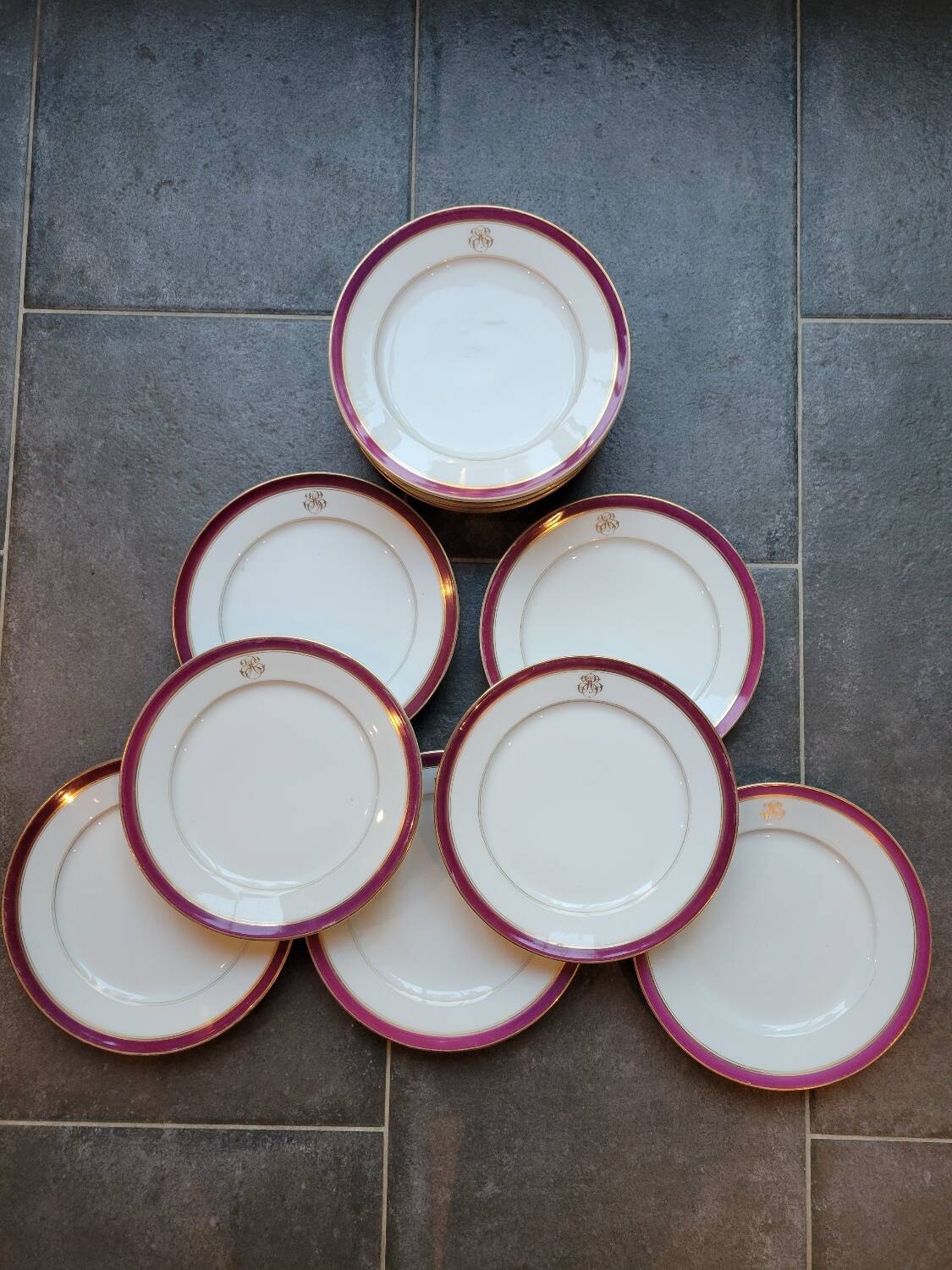 13 assiettes à dessert monogramme HS