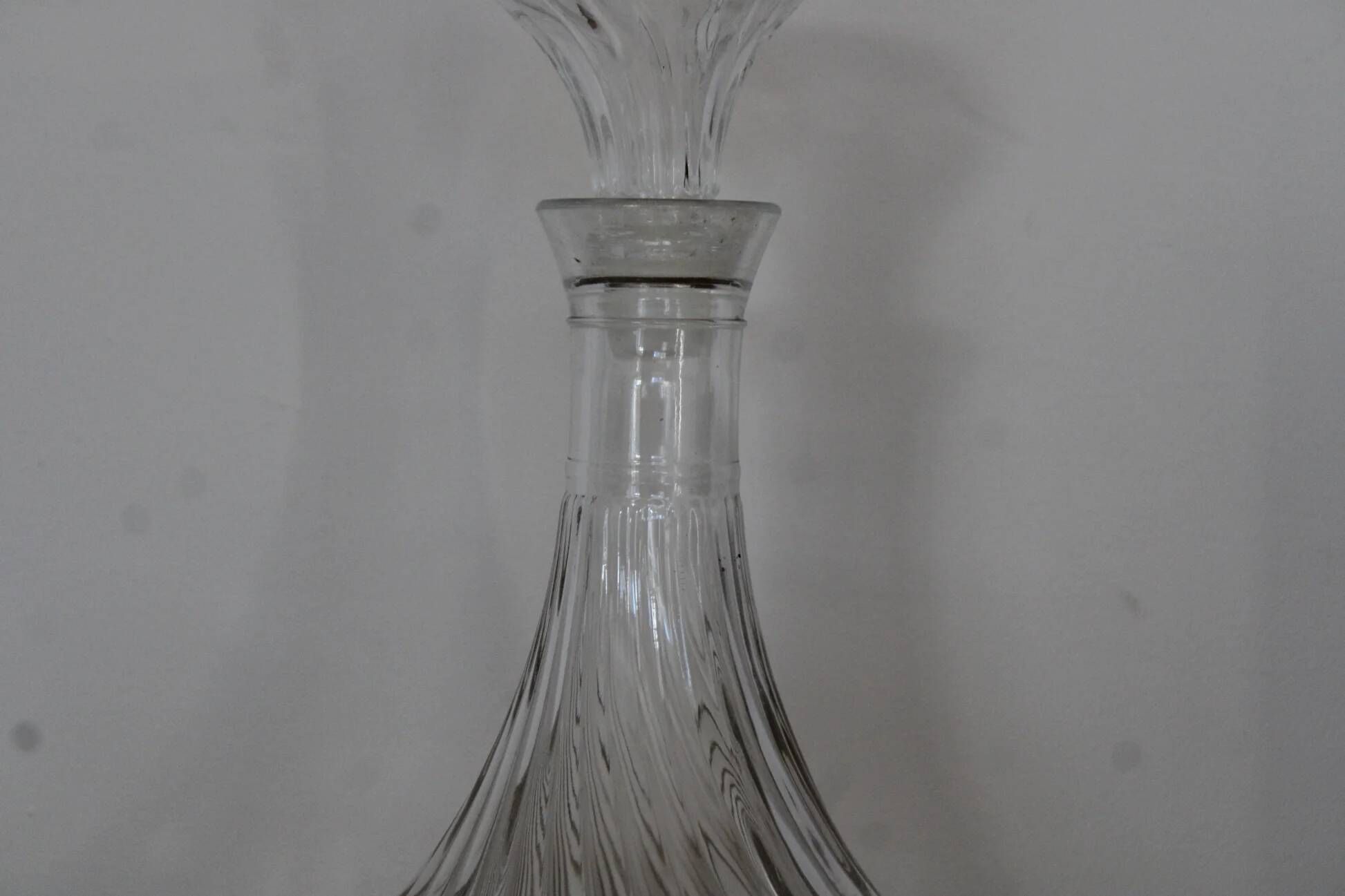Vintage twisted glass carafe with stopper – H 31 cm