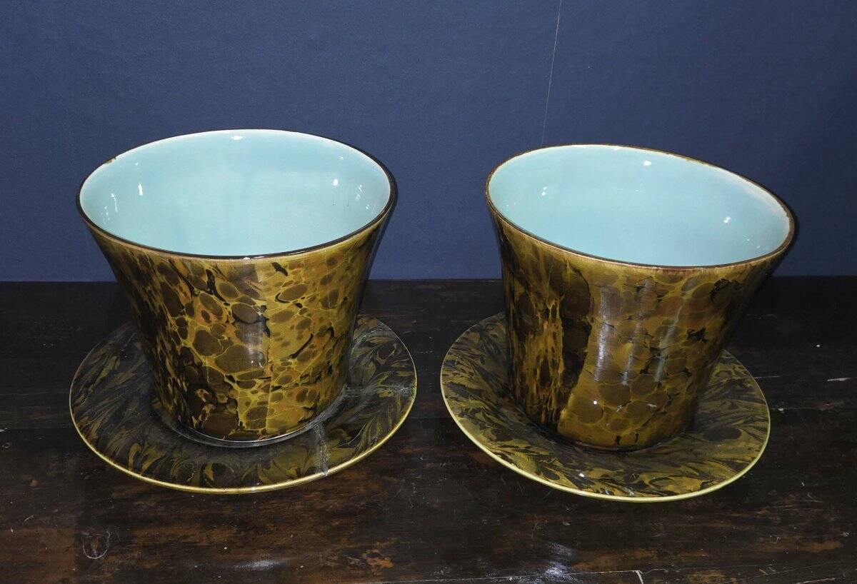 Pair of plant pots and their matching saucer – Brown/ochre marbled decor – 20th century