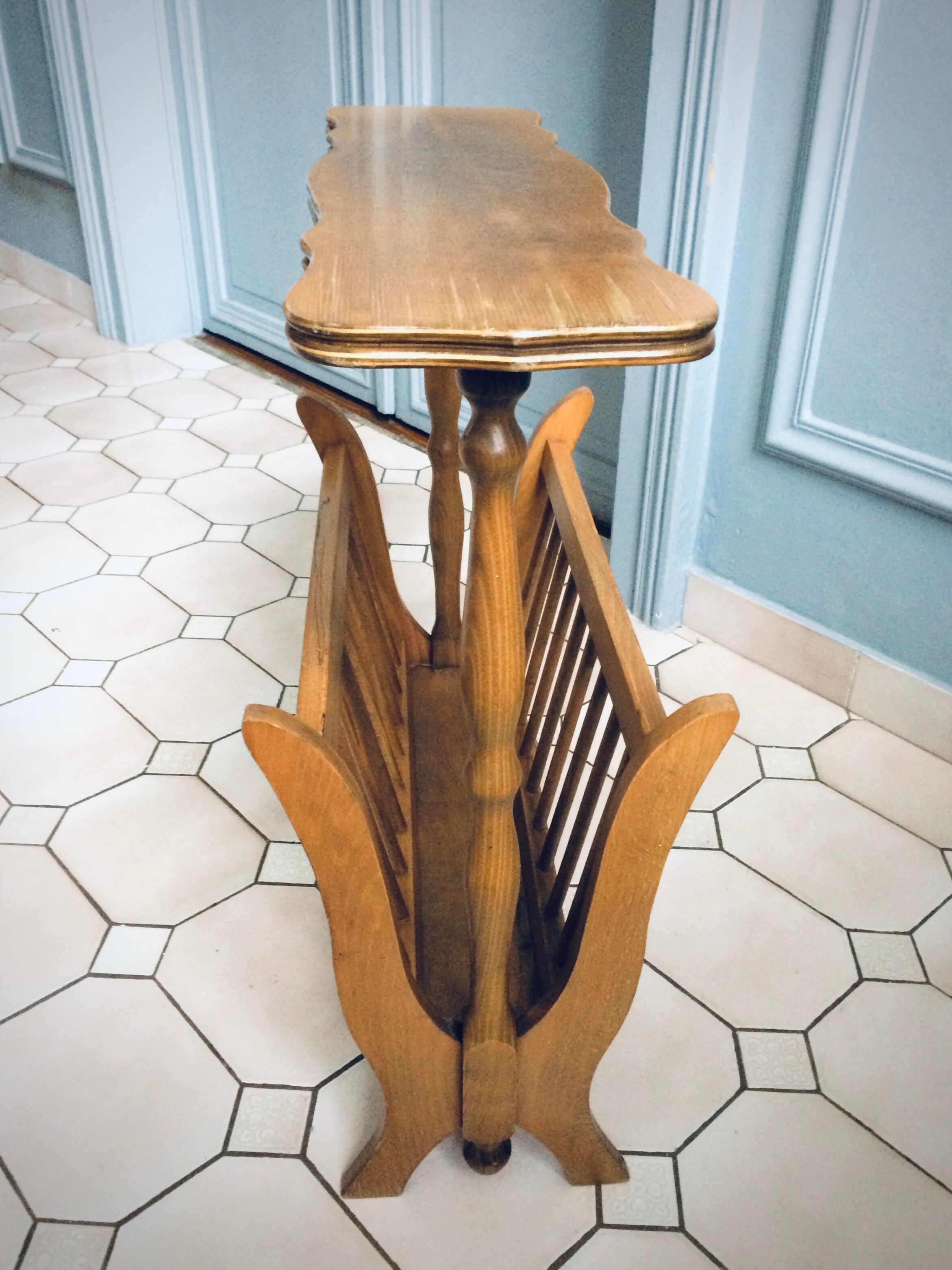 Vintage tablet magazine holder