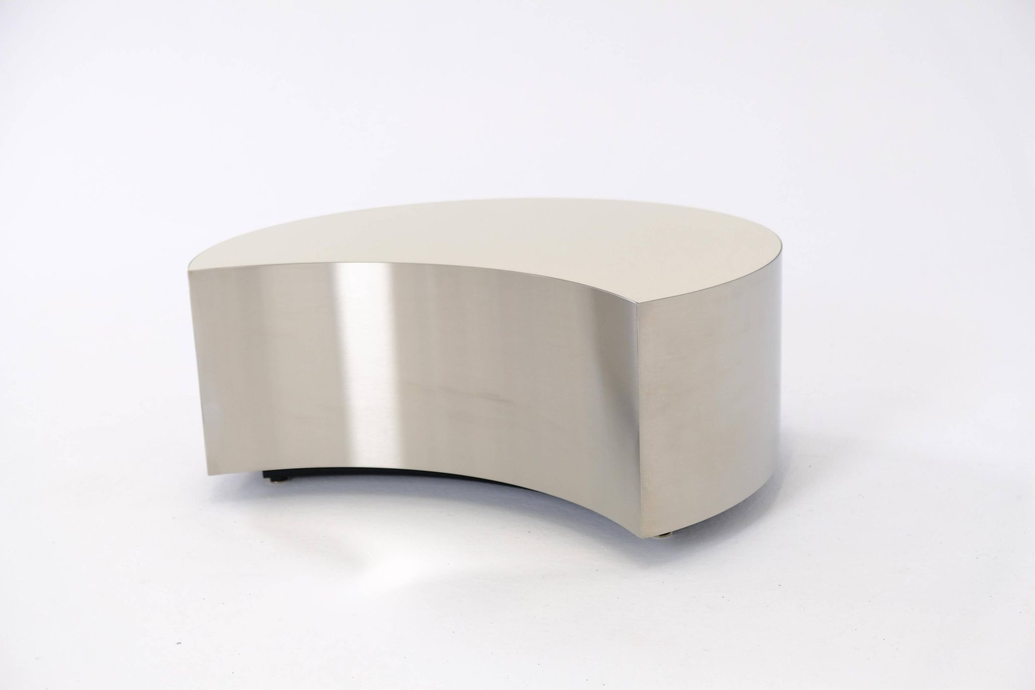 Unique side table, half-moon shape, brass/steel and polished laminate, size M.