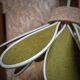Suspension fleur Iris, 16 pétales en rotin et lin vert olive