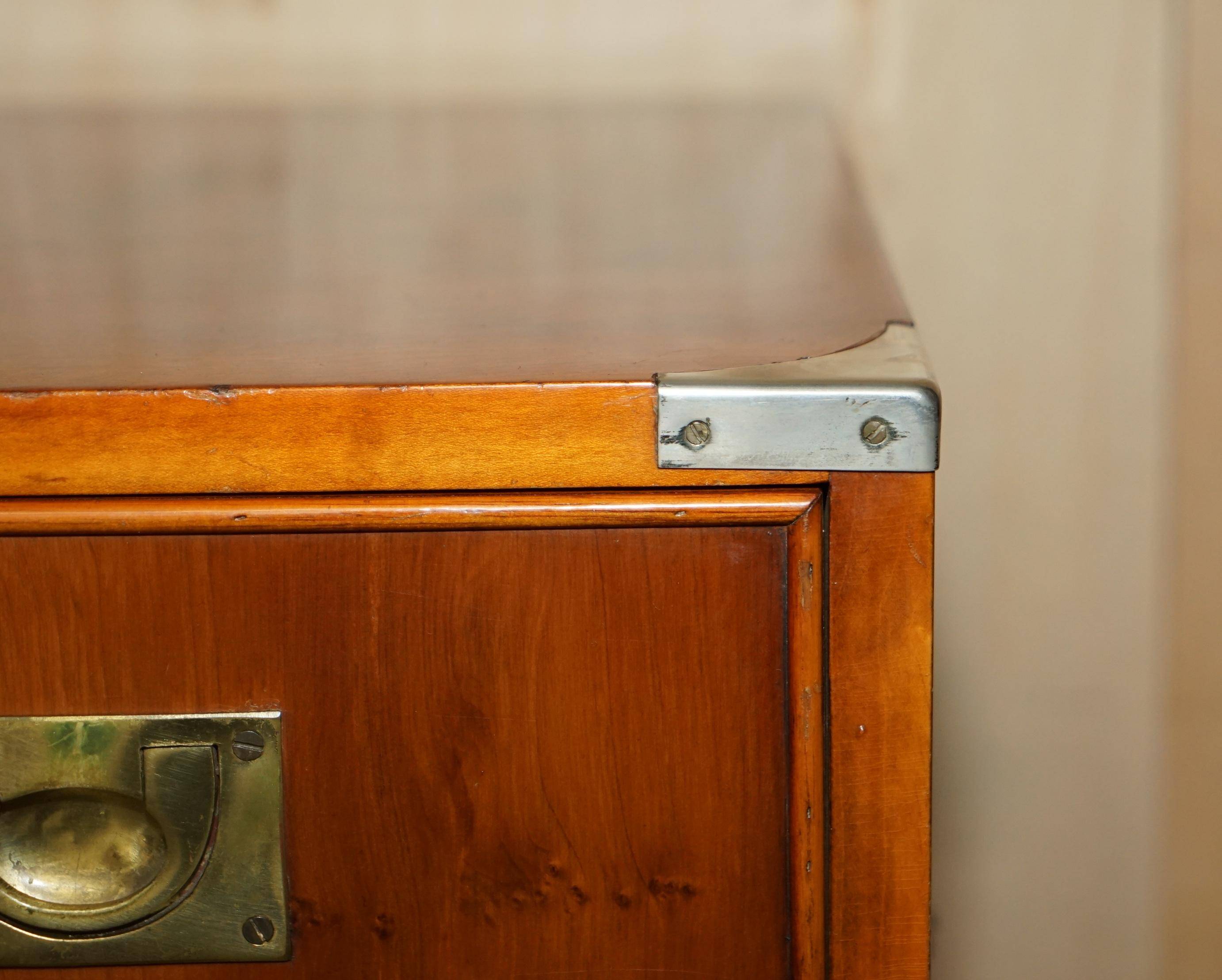 Buffet militaire vintage en bois d'if moucheté - Cabinet bar