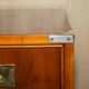 Buffet militaire vintage en bois d'if moucheté - Cabinet bar