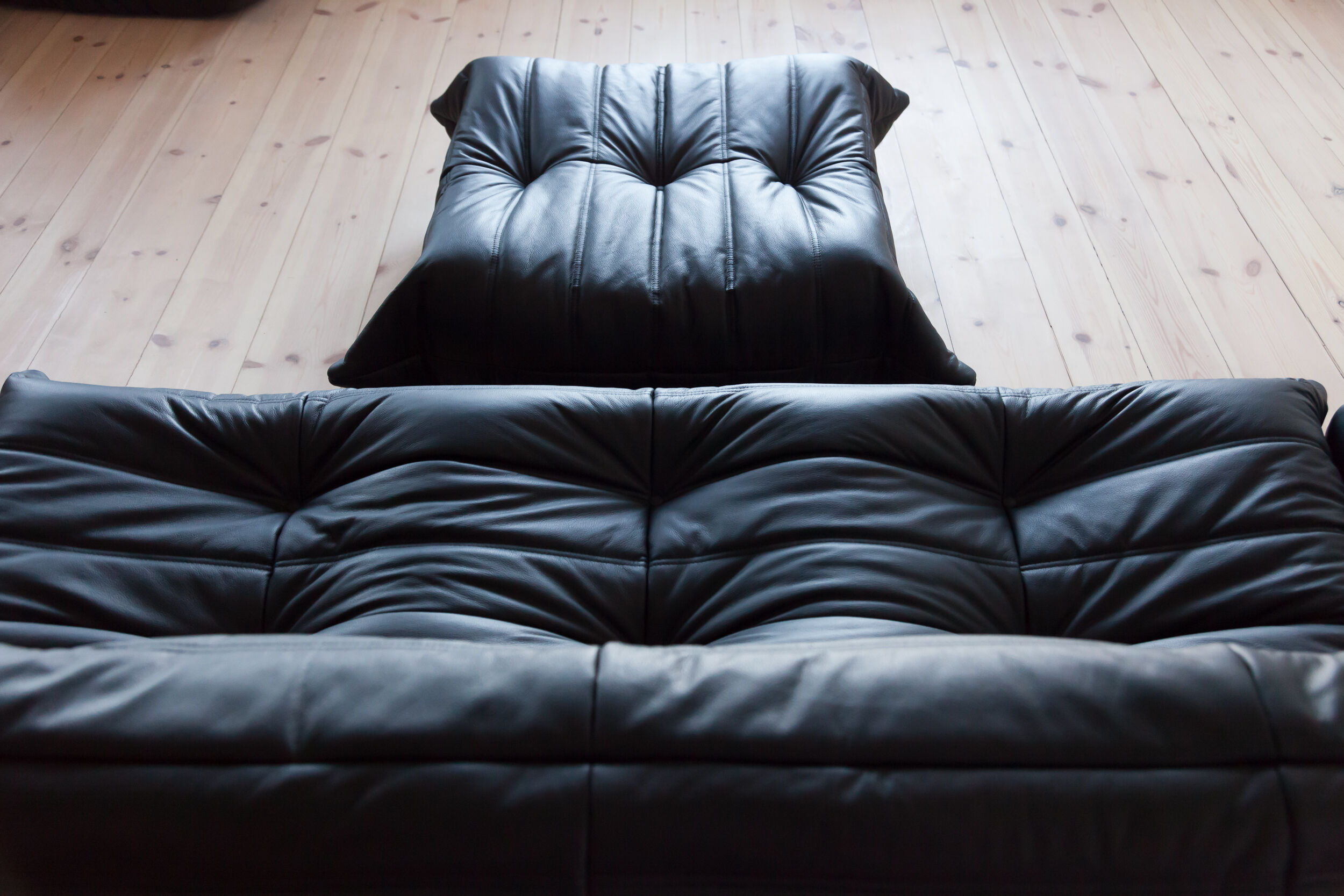 Set Togo leather black model designed by Michel Ducaroy 1973