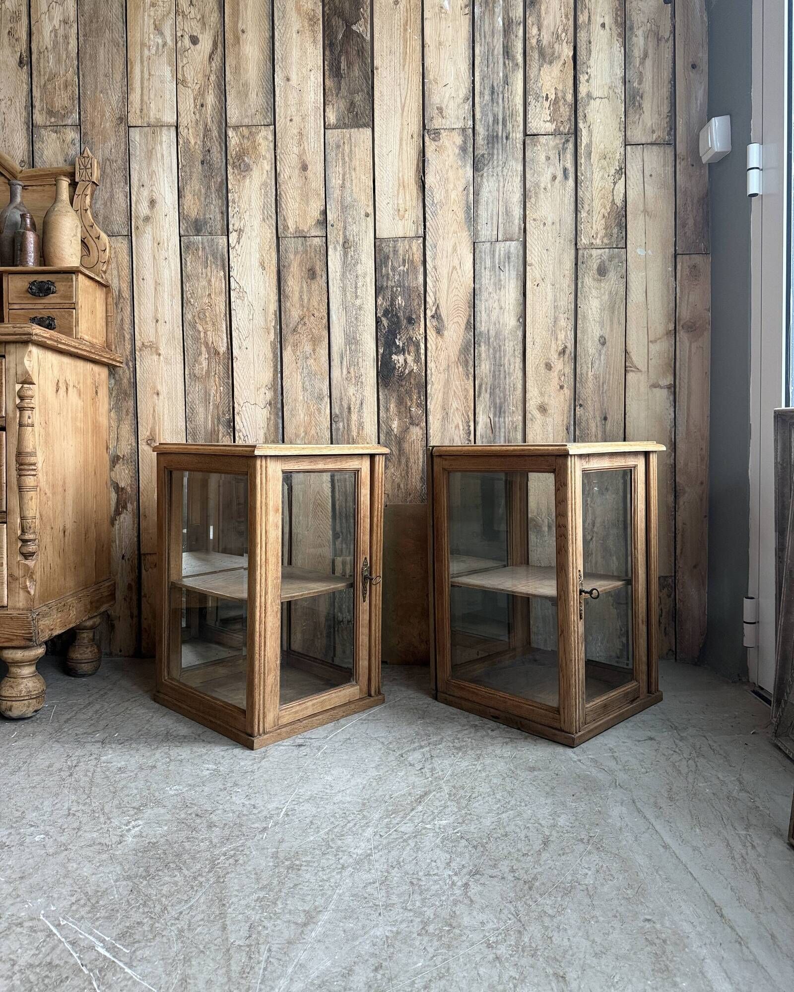 Pair of small Art Deco display cabinets in oak (renovated)