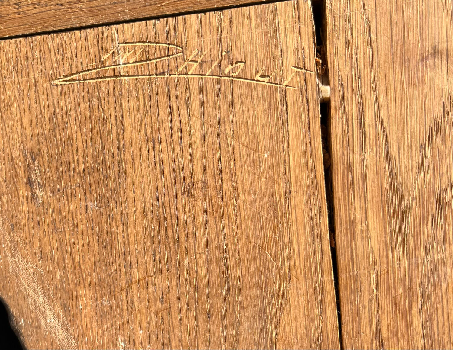 Étagère murale baroque signée