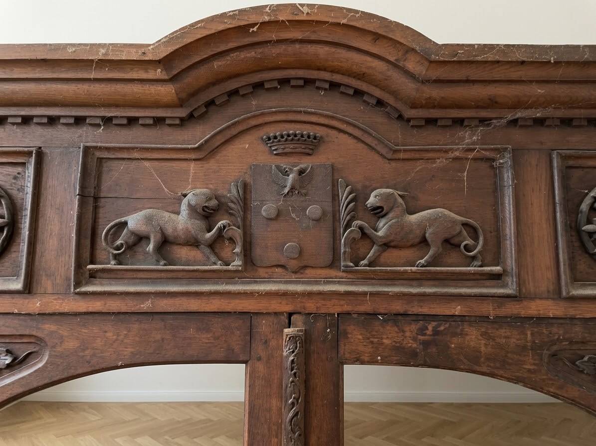 Ancien meuble bibliothèque de château decor blason lion