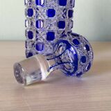 Flacon en cristal de Baccarat modèle diamants pierreries doublé bleu