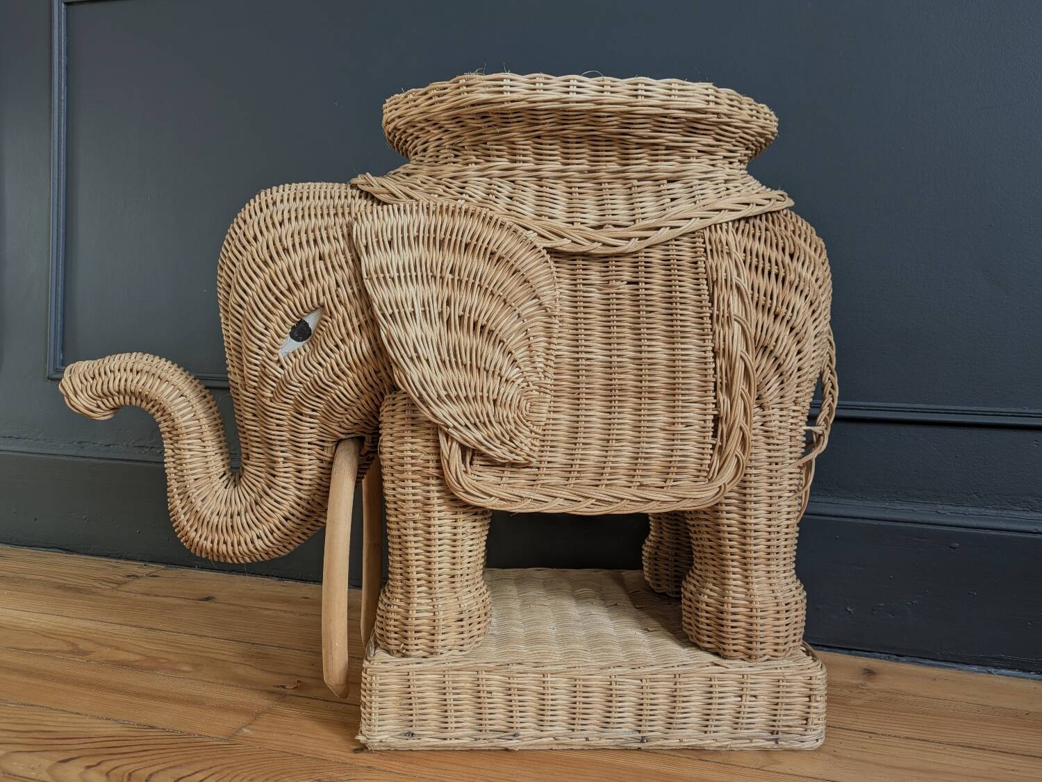 Willow elephant table
