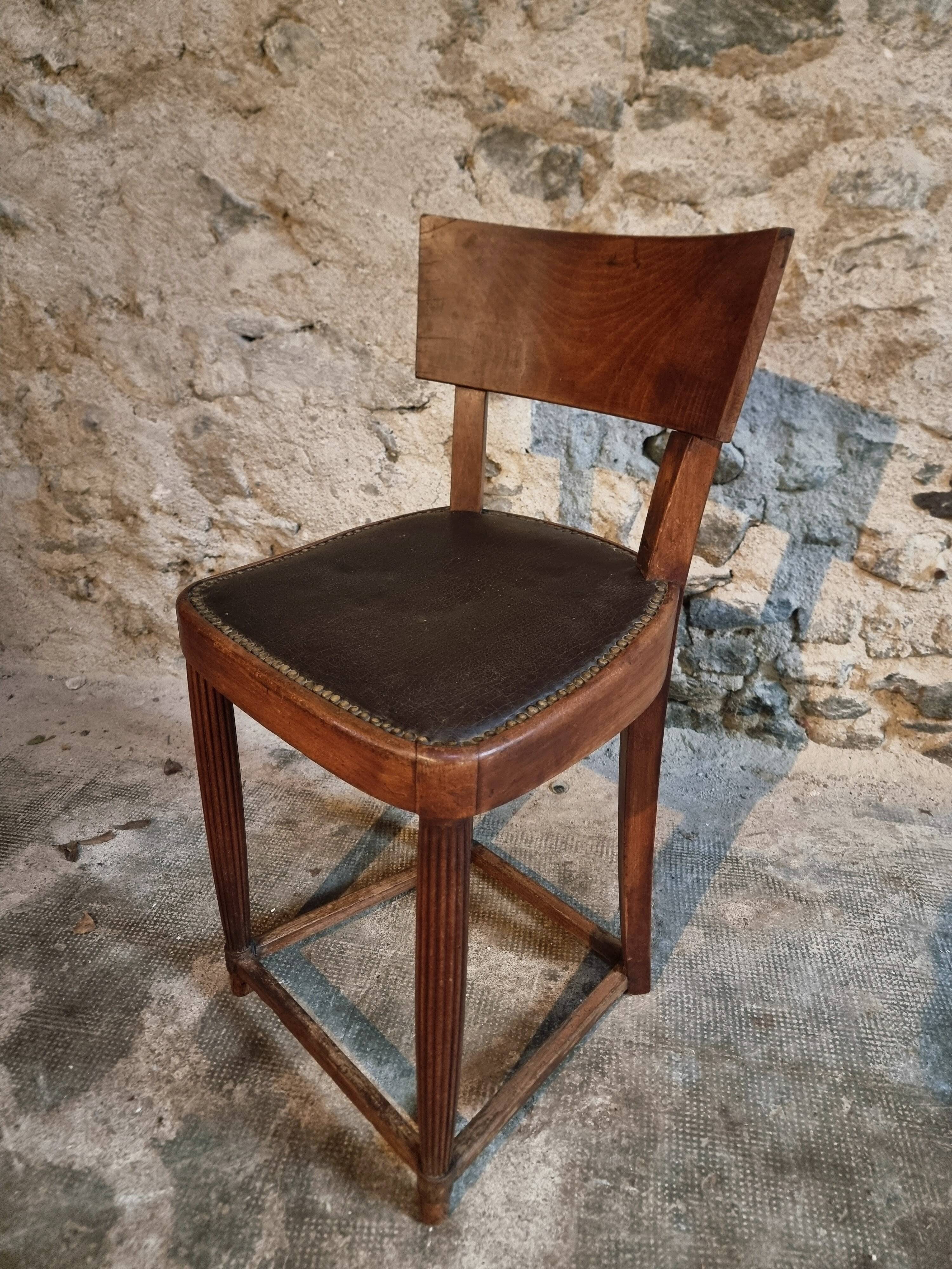 Antique French beech chair – Early 1900s – Solid curved backrest