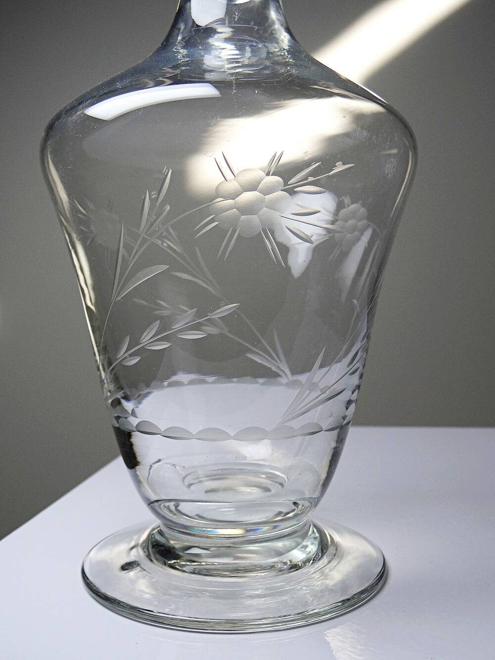 Small antique decanter in engraved Bohemian crystal, early 20th century.