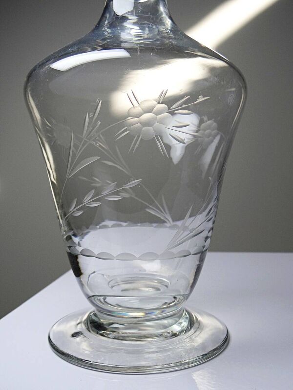 Petite carafe à décanter ancienne en cristal de Bohême gravé, début XXe