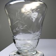 Small antique decanter in engraved Bohemian crystal, early 20th century.