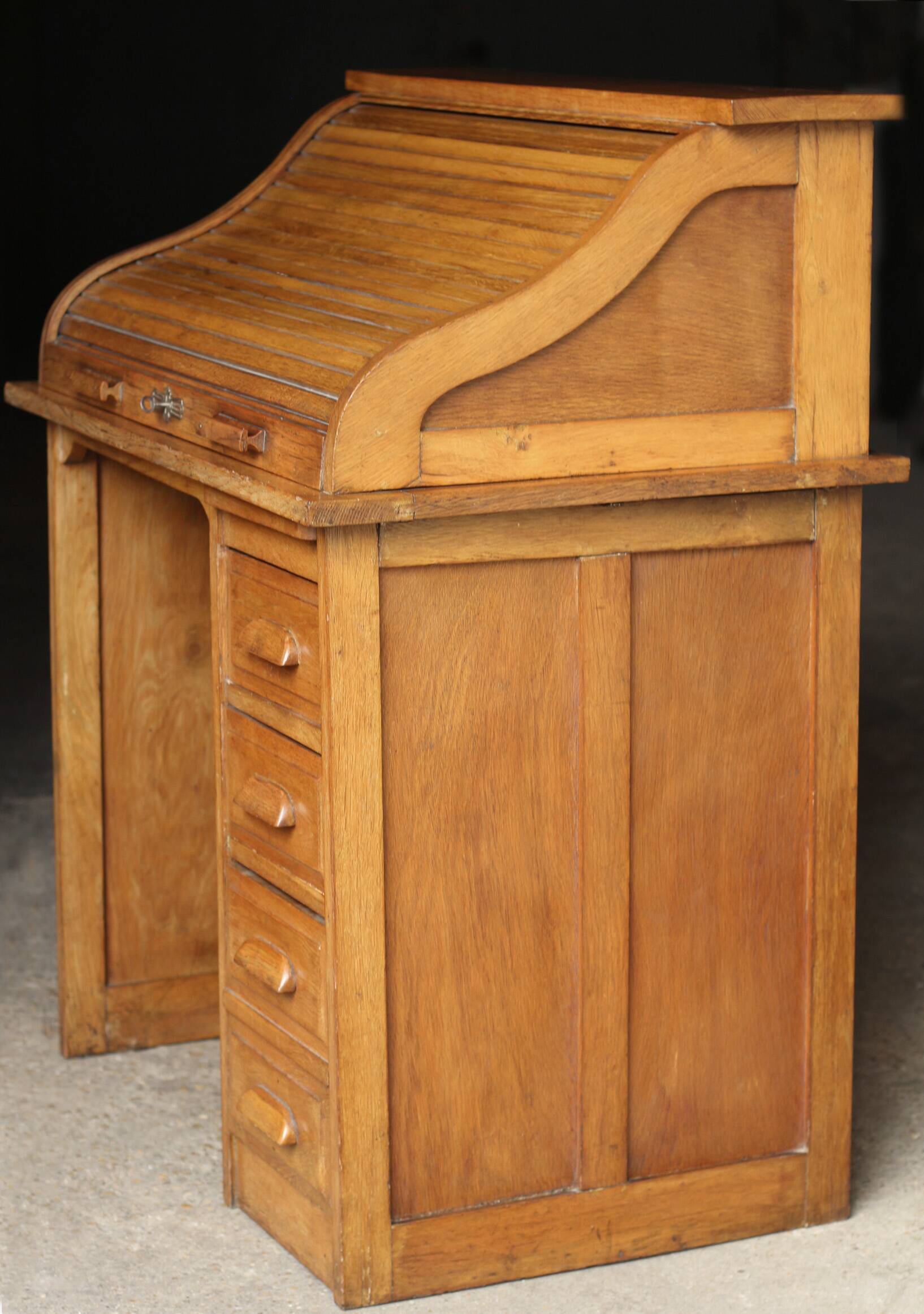 American desk with a single column in its original patina (1930s/40s).