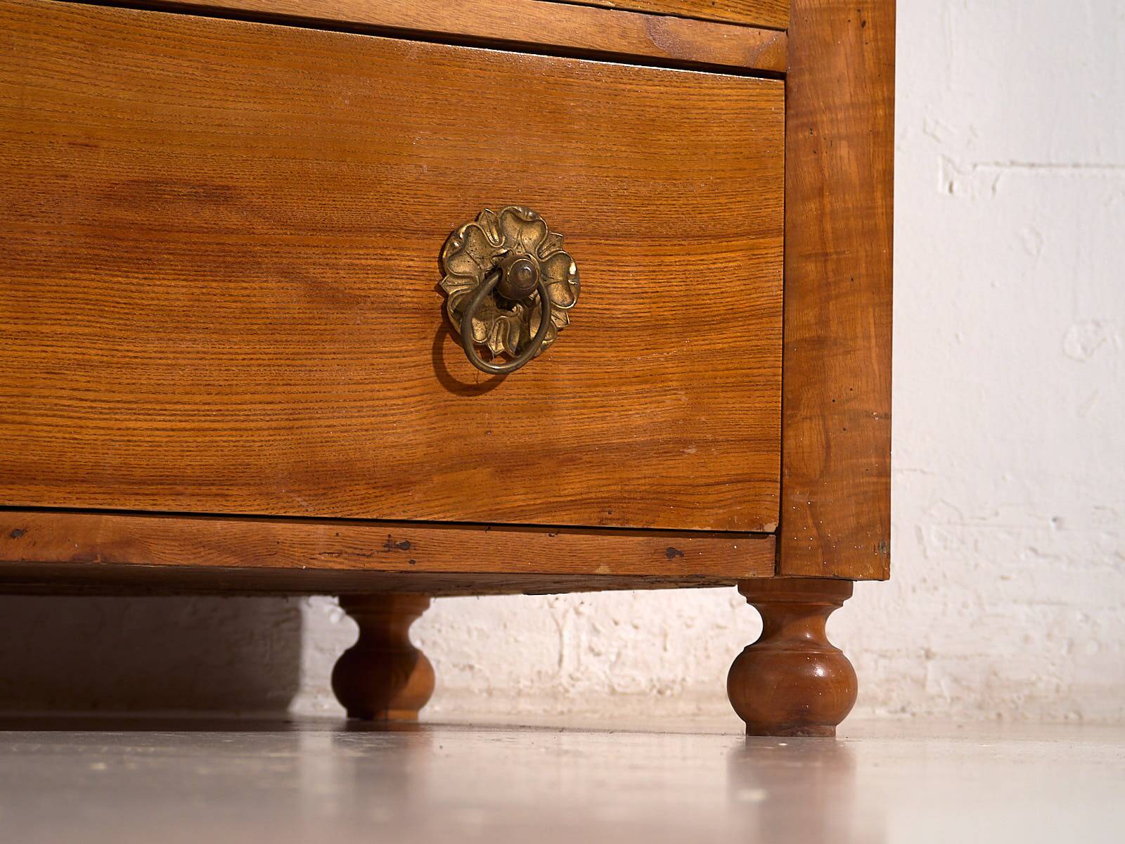 Ancienne commode Biedermeier avec ferrures en forme de fleurs (vers 1850)