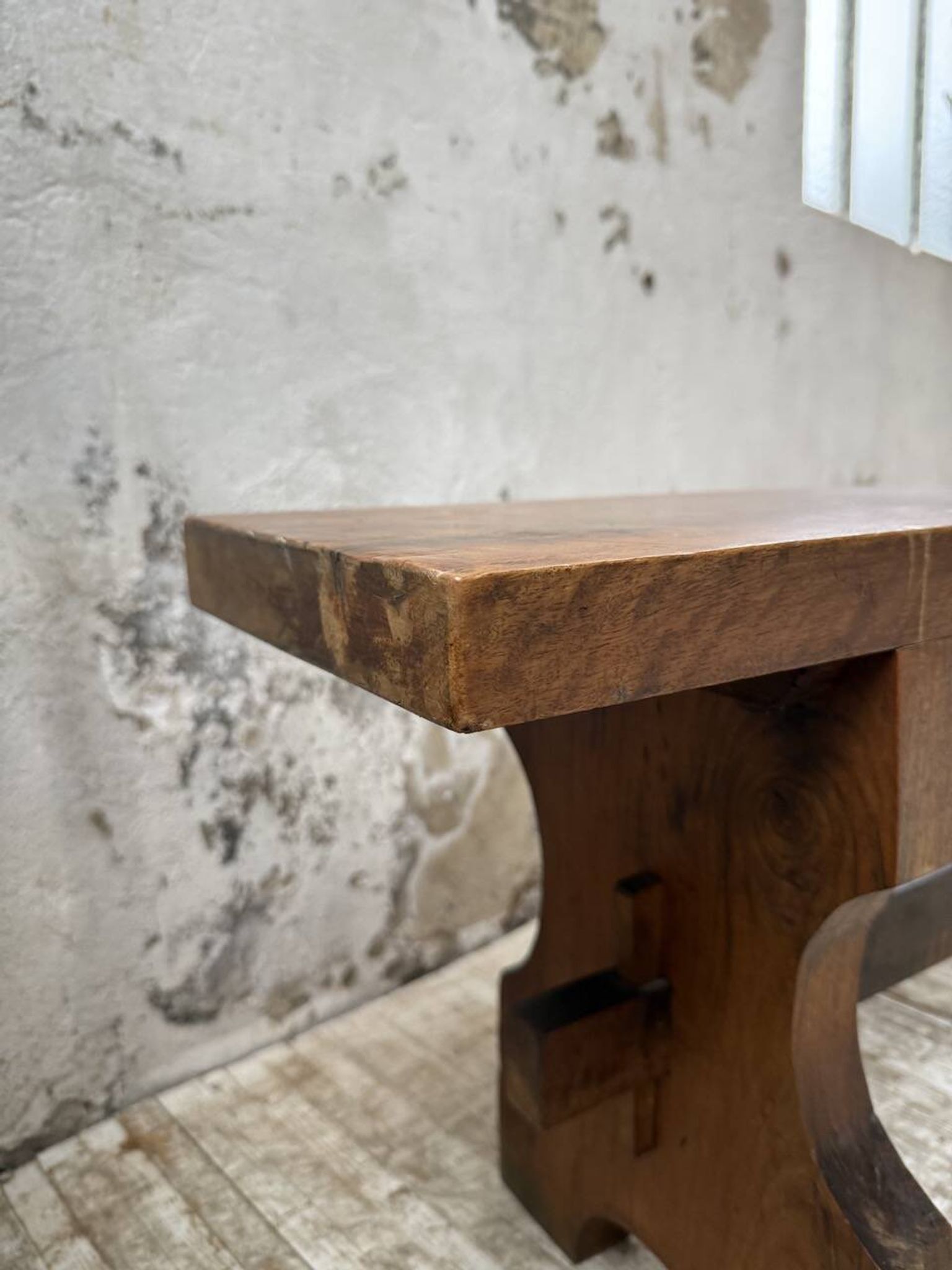 Paire de bancs noyer 1900
