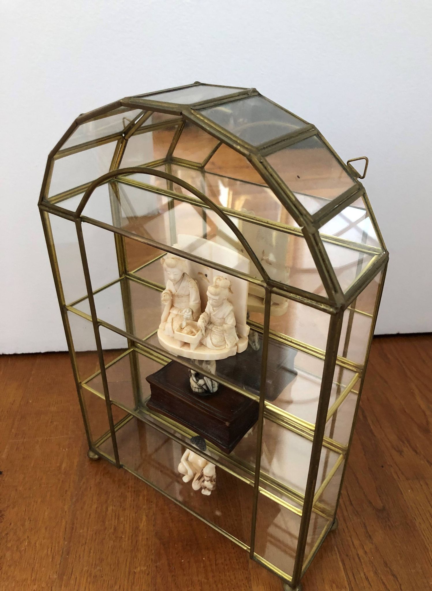 Vitrine en verre et laiton