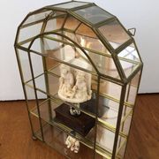 Vitrine en verre et laiton