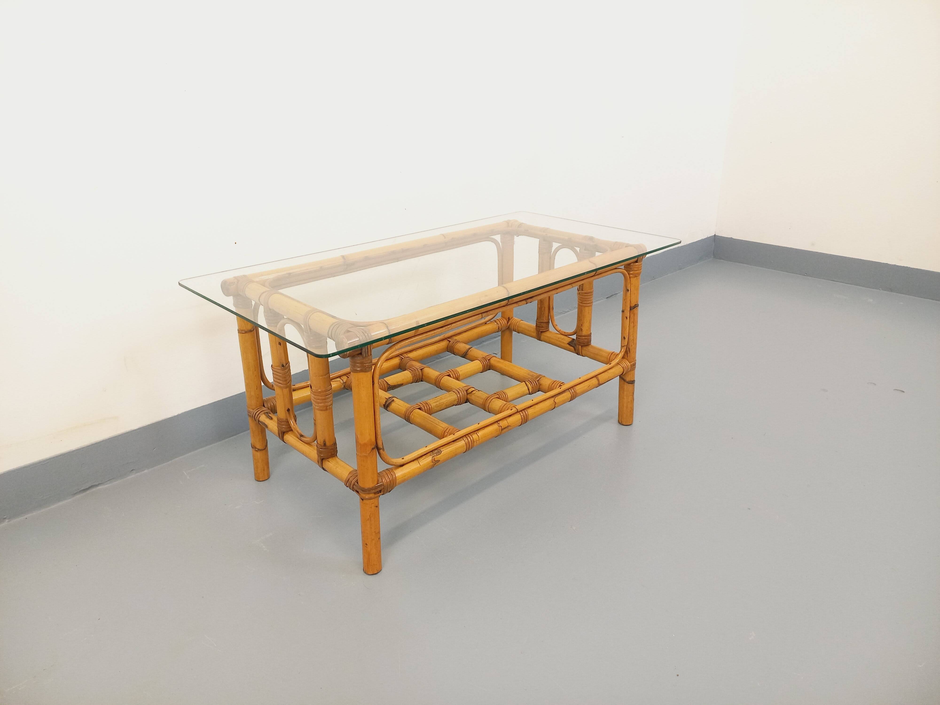 Table basse en verre transparent et rotin, années 70
