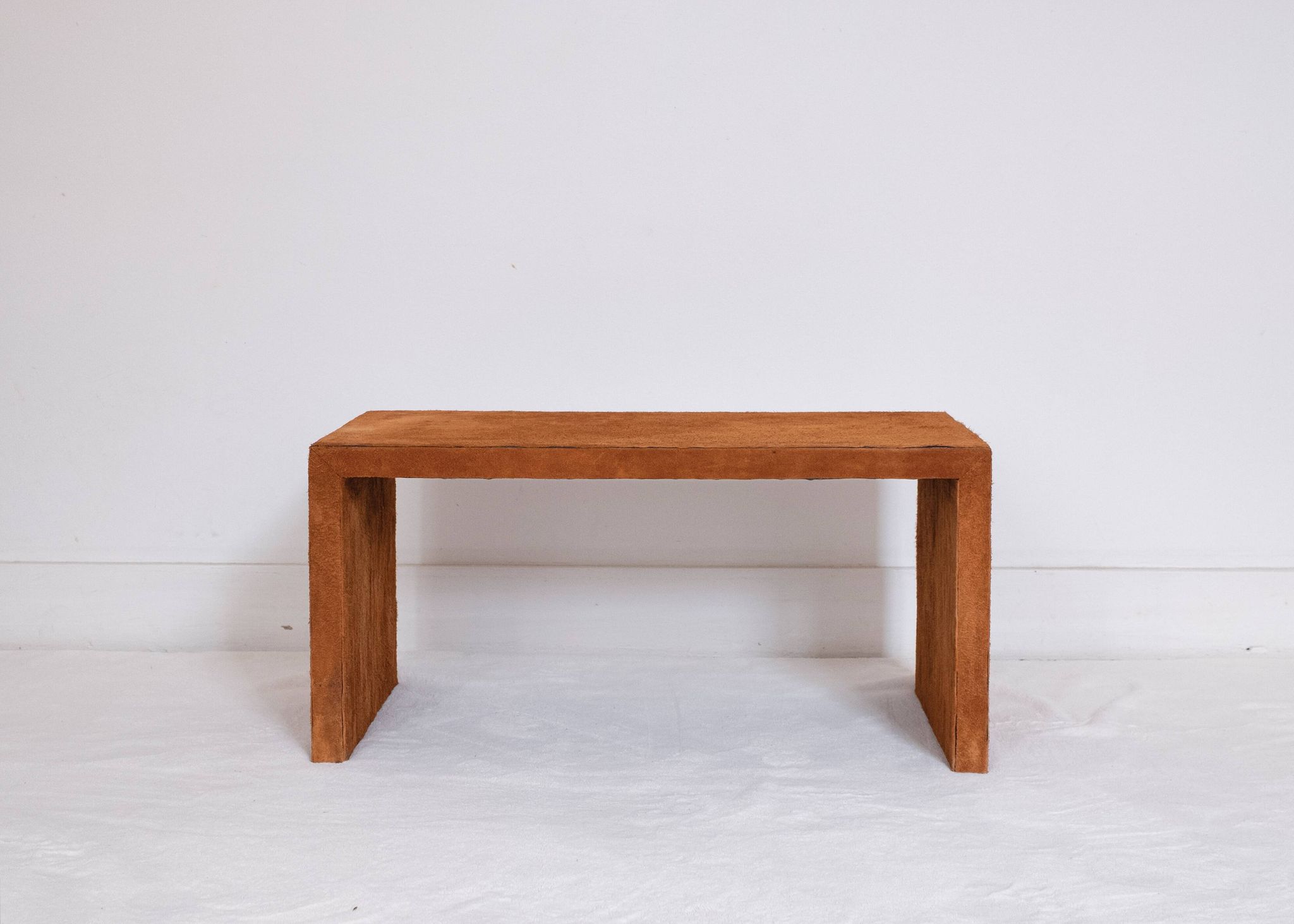 Paire de tables d'appoint en daim cognac à la manière de Jean Michel Frank