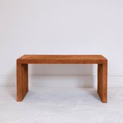 Paire de tables d'appoint en daim cognac à la manière de Jean Michel Frank