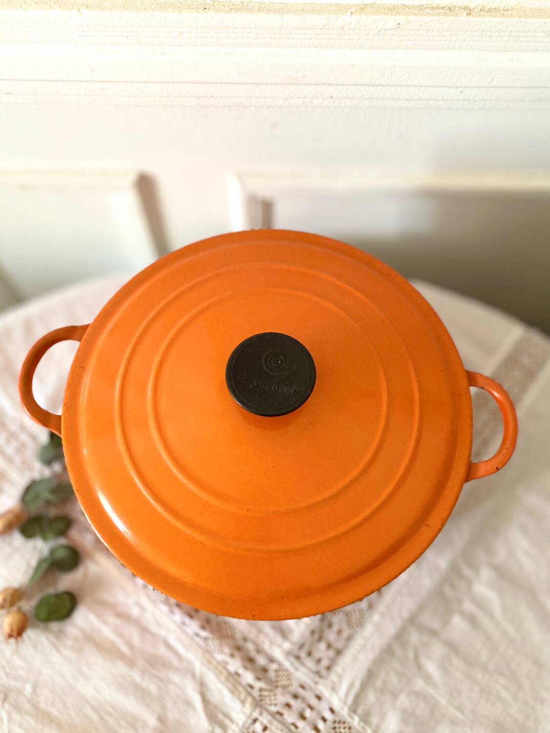Le Creuset casserole dish in round enameled cast iron 26cm 4 L vintage orange