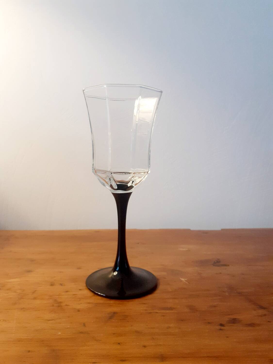 Set of 6 black stem wine glasses