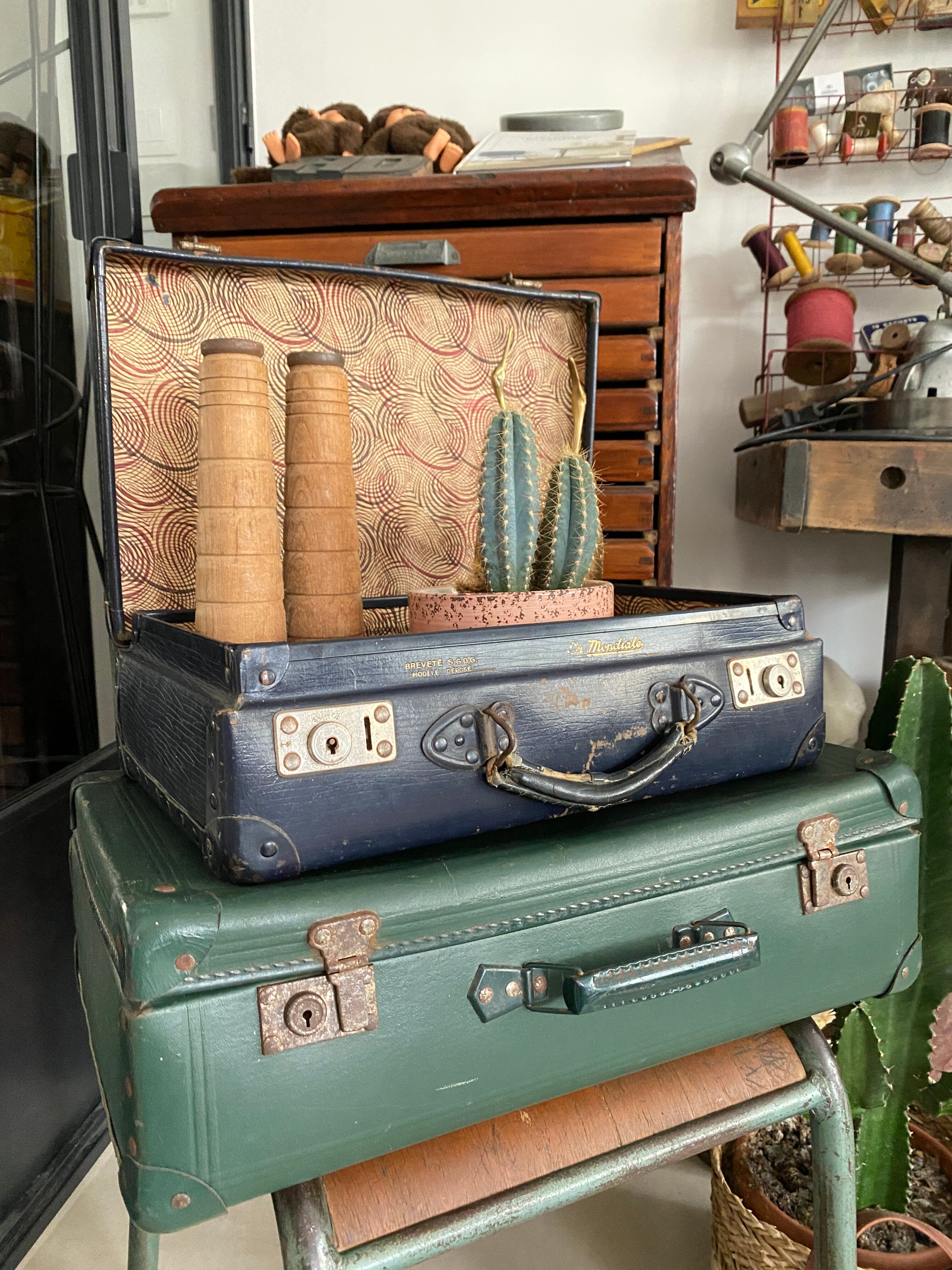 Set of 2 vintage suitcases