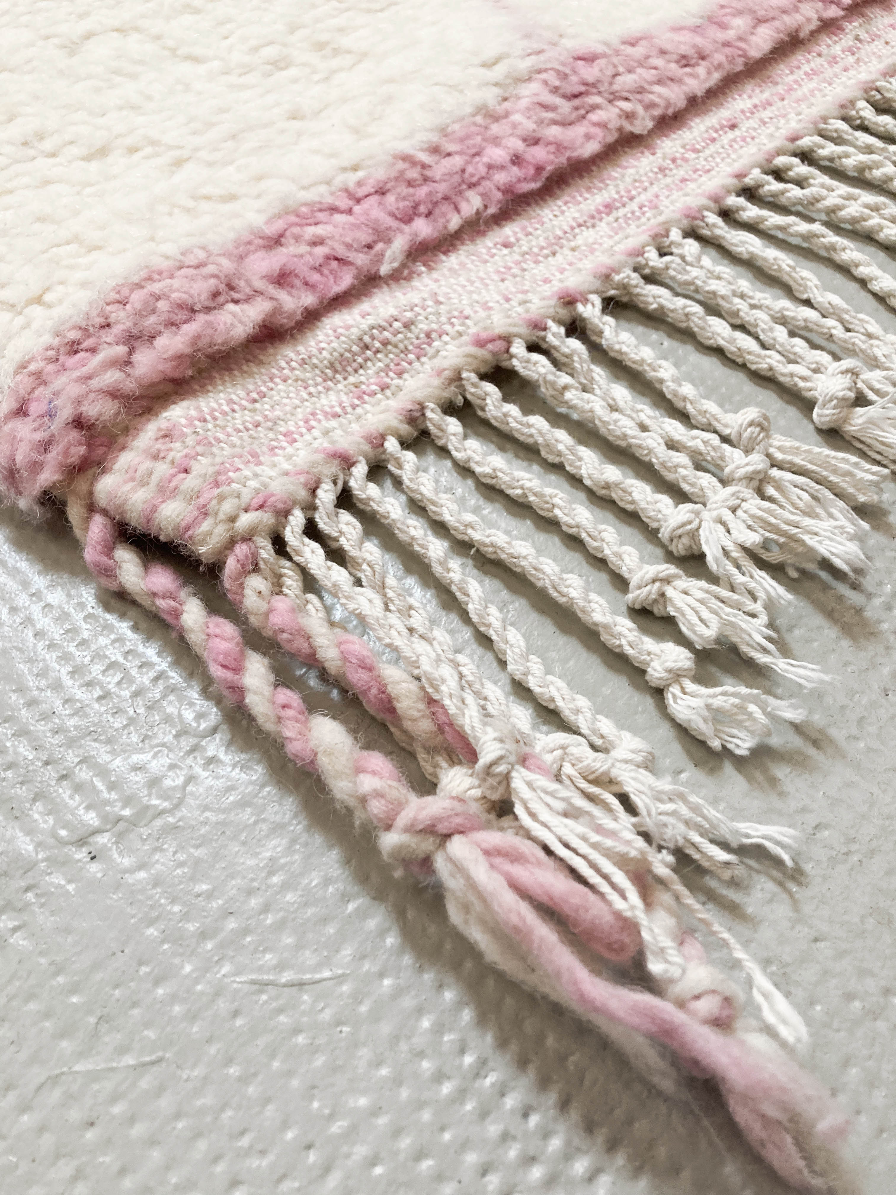 Moroccan Berber carpet beni ouarain ecru with pink pattern 166x102cm