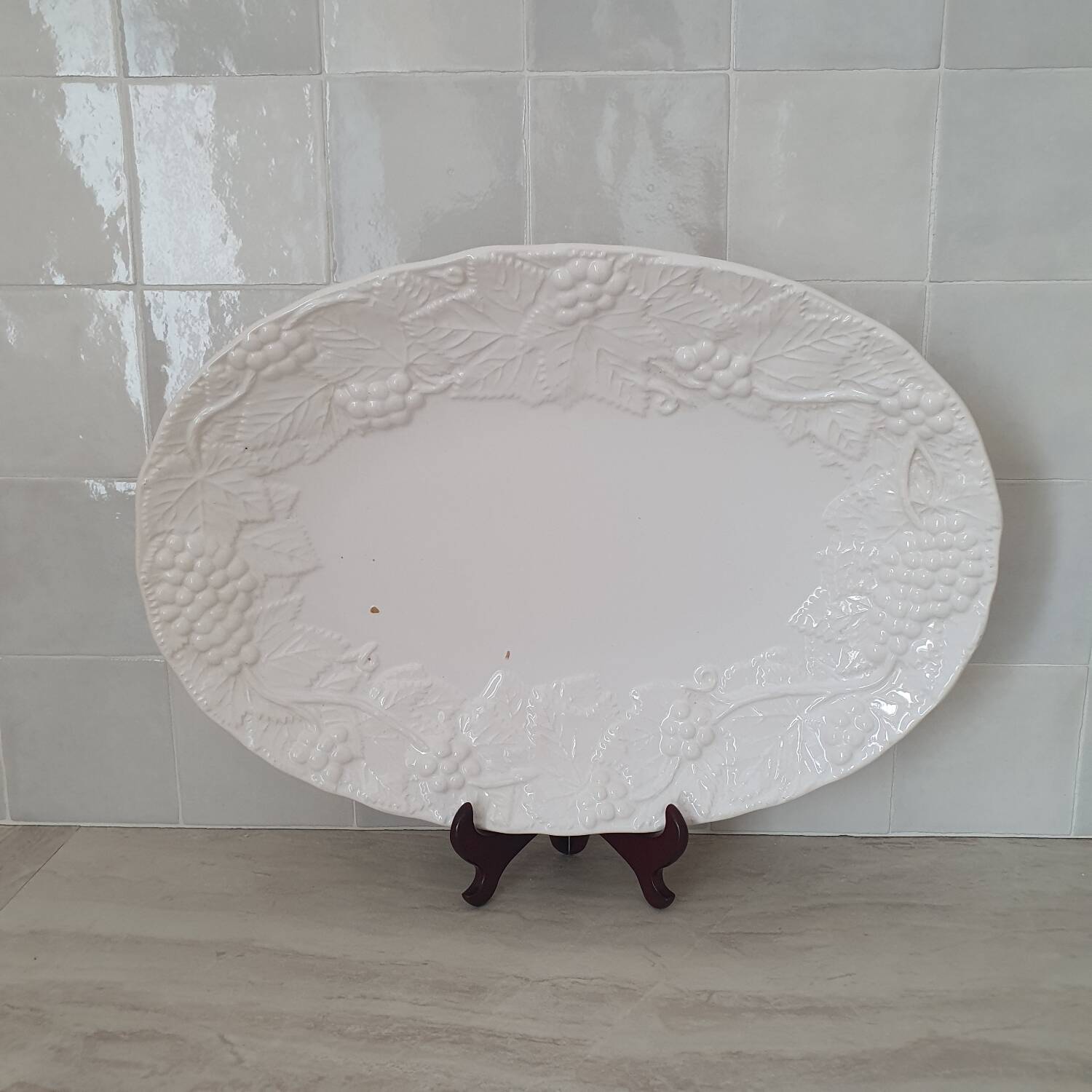 Large serving dish in white Barbotine