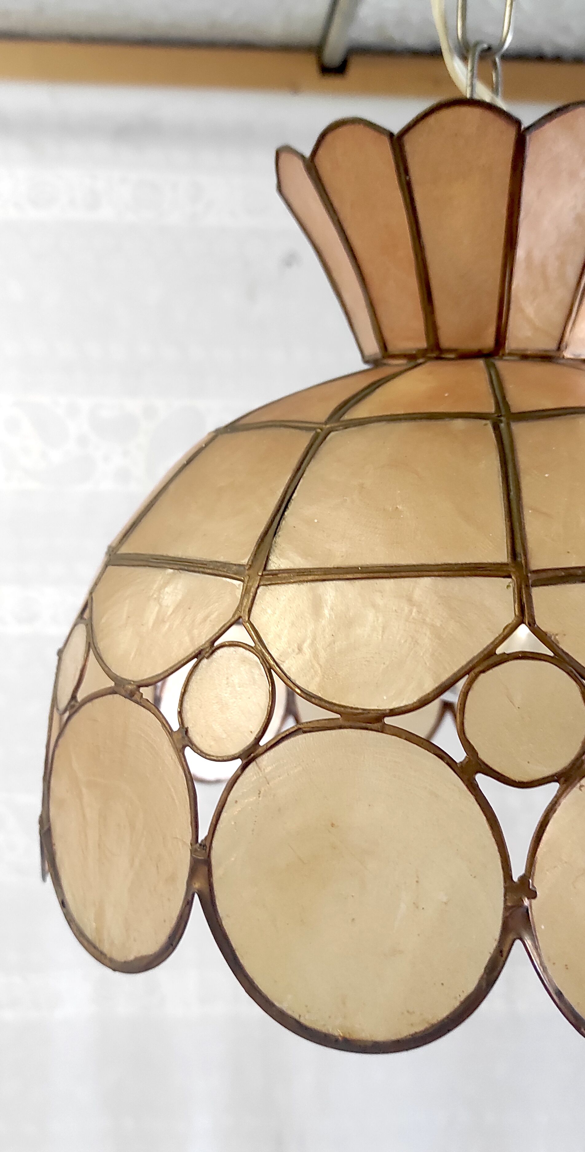 Pendant lamp in amber mother-of-pearl and brass – 60s/70s