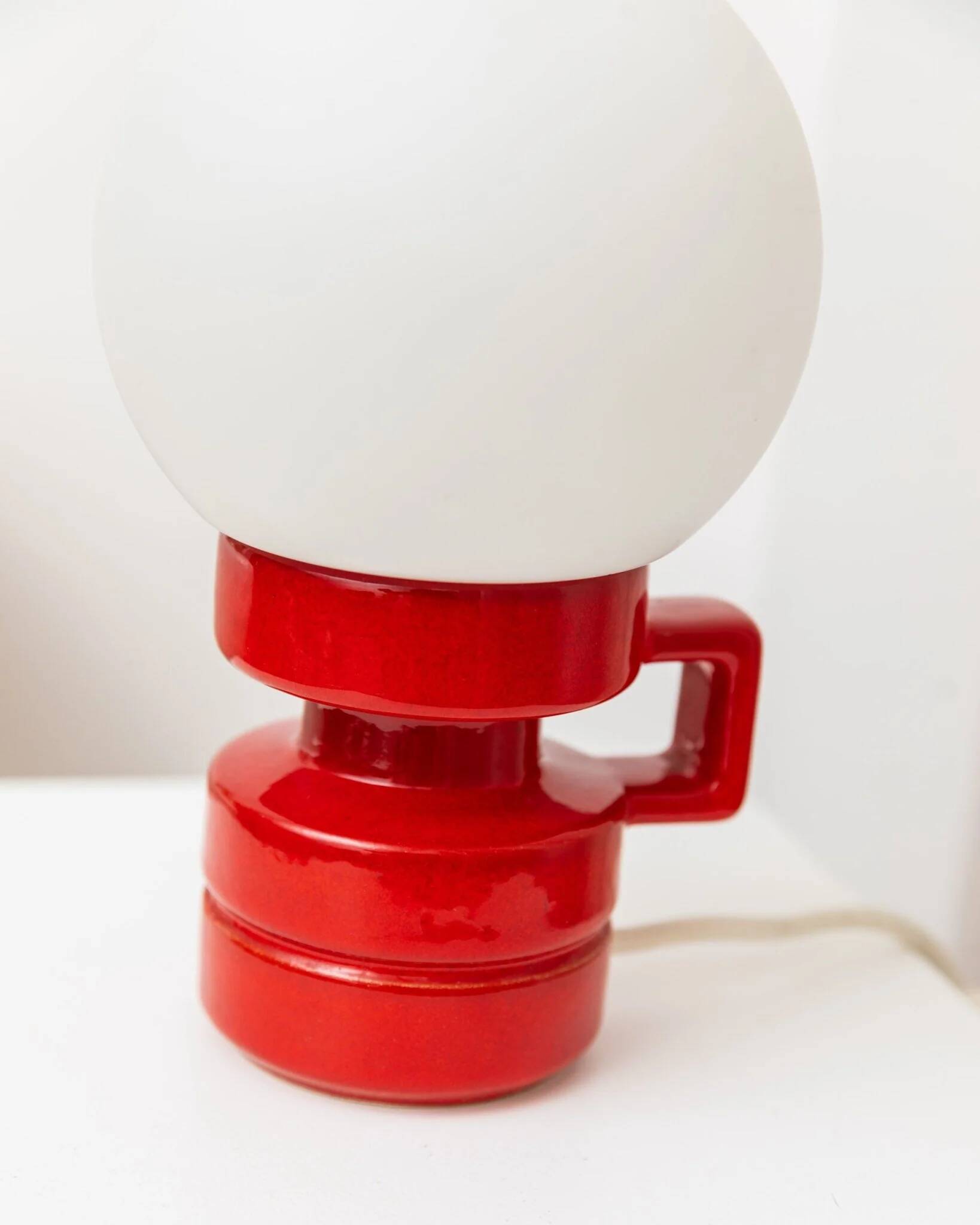 Vintage ceramic table lamp, Italy, 1970s - Red with white glass shade - Mid-century design