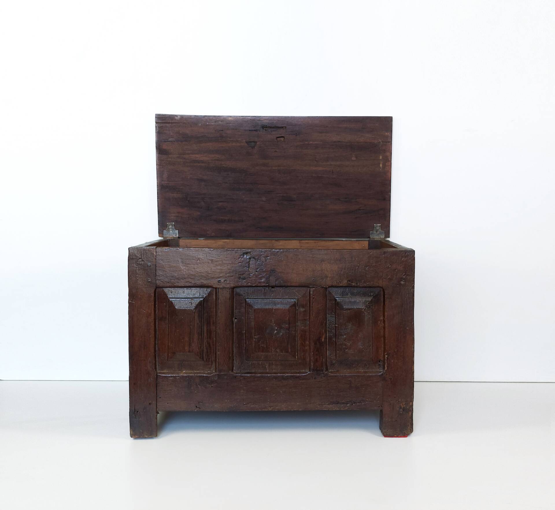 Solid oak chest from the early 17th century