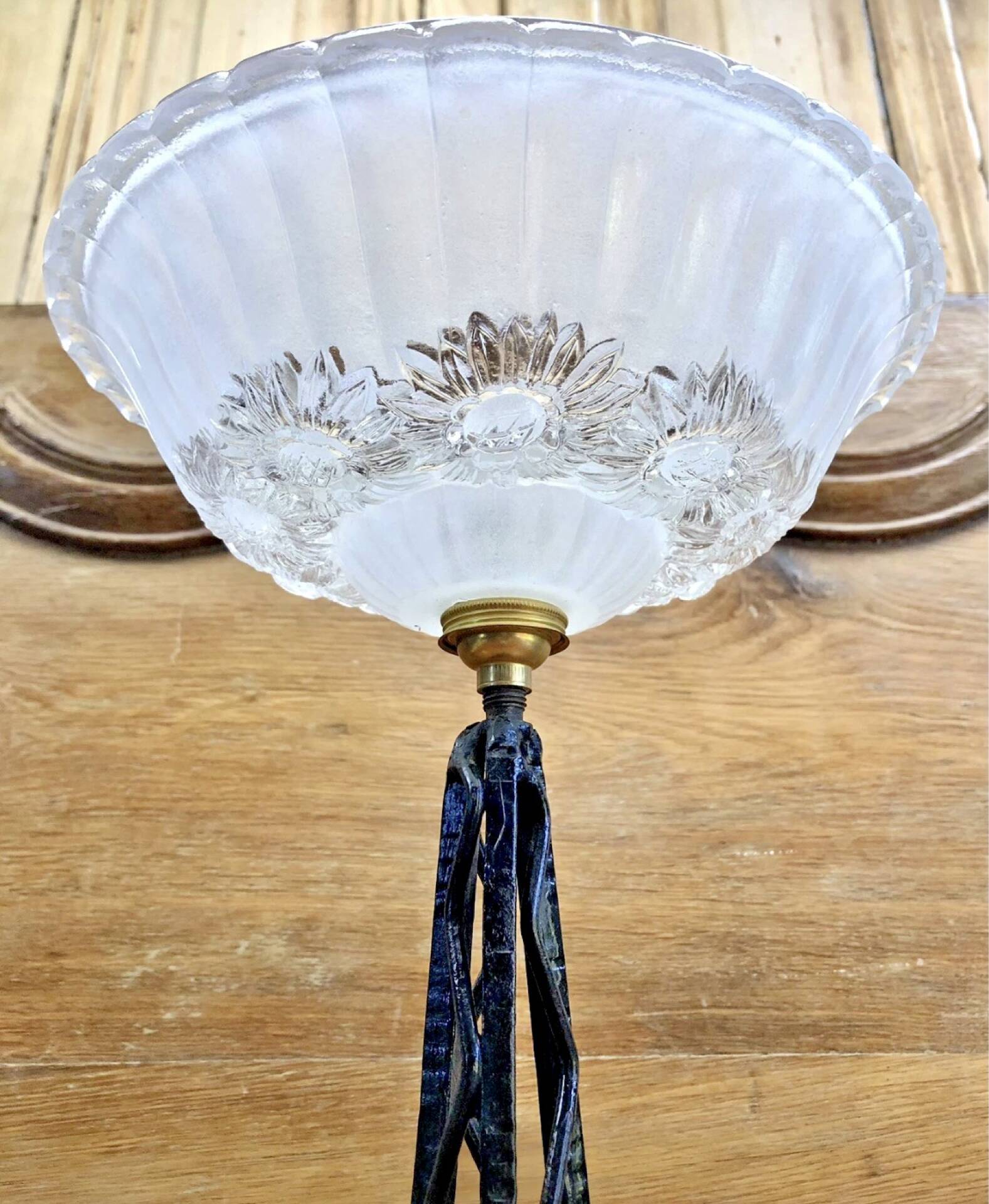 Art Deco wrought iron lamp with 3 rose glass daisies Ezan 1930