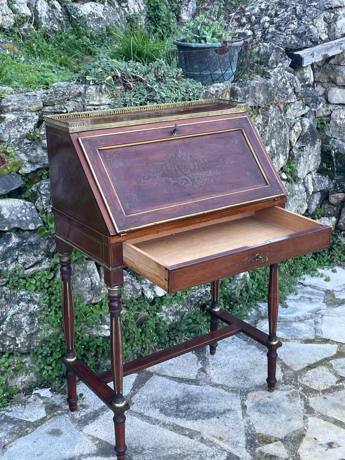 Small lady's secretary in mahogany and gilded brass from the Napoleon III period.