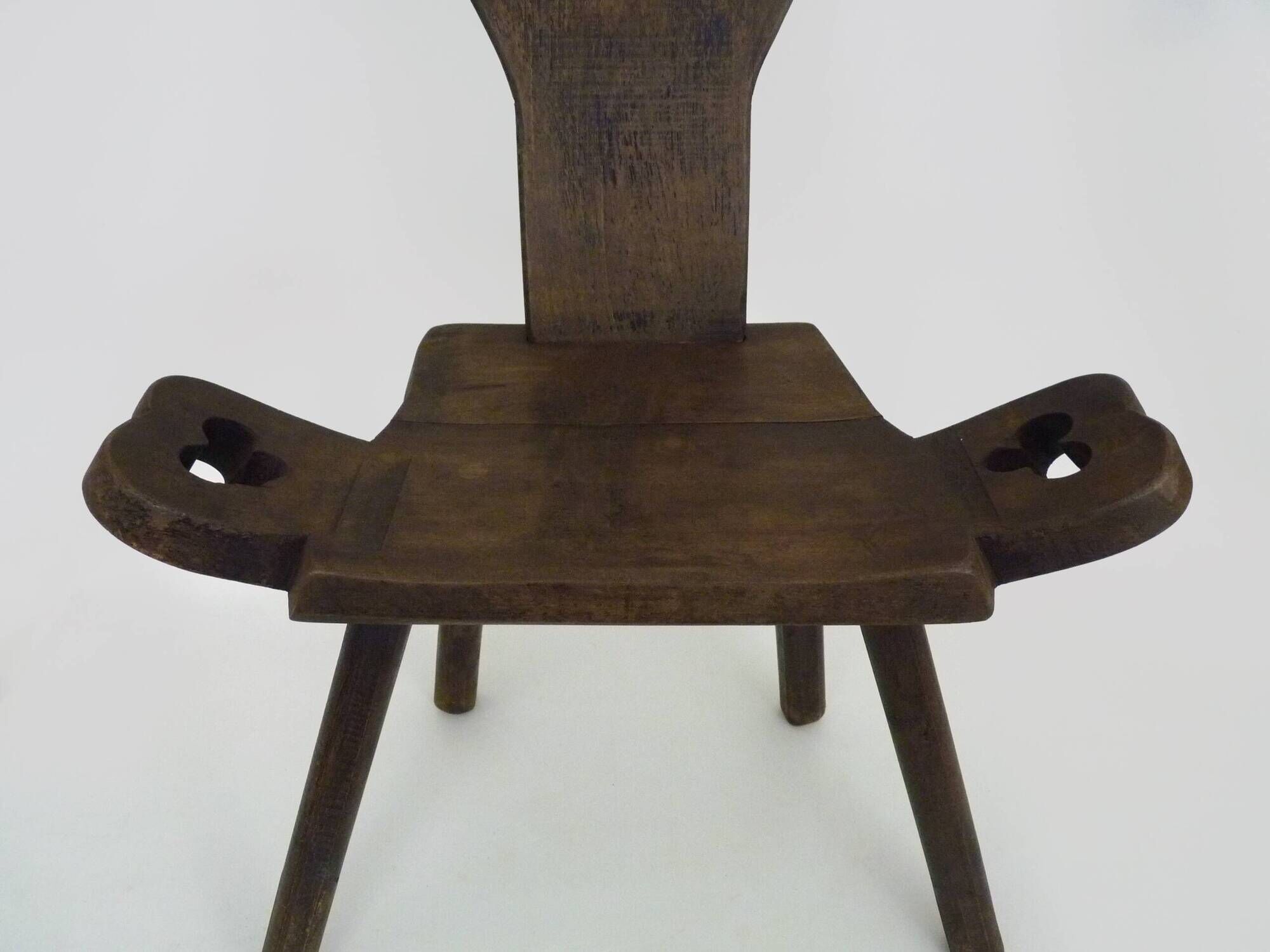 Brutalist tripod chair in raw wood. Solid wood chair. 1960s.
