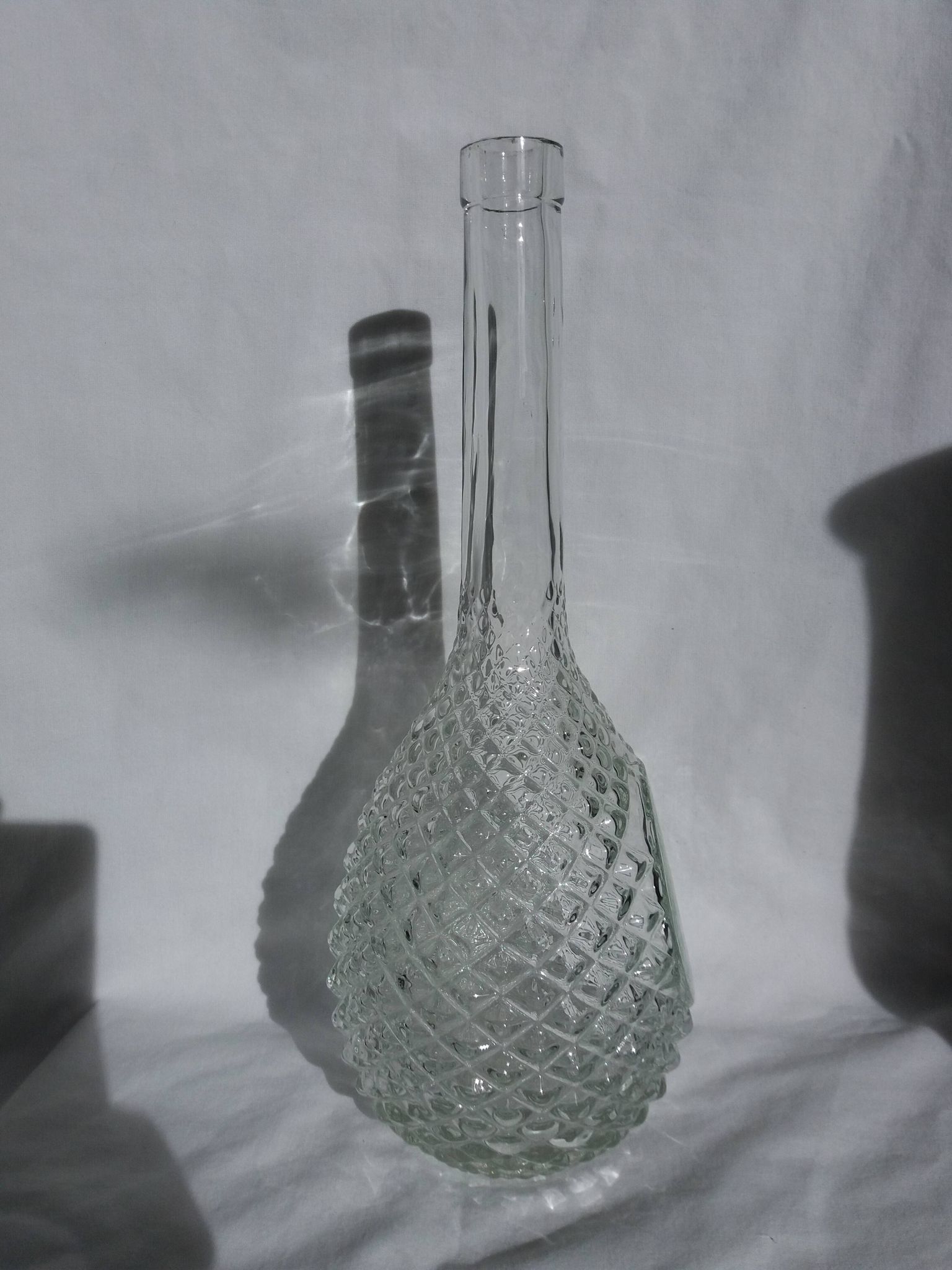 Carafe bouteille en verre décor pointe de diamant ananas
