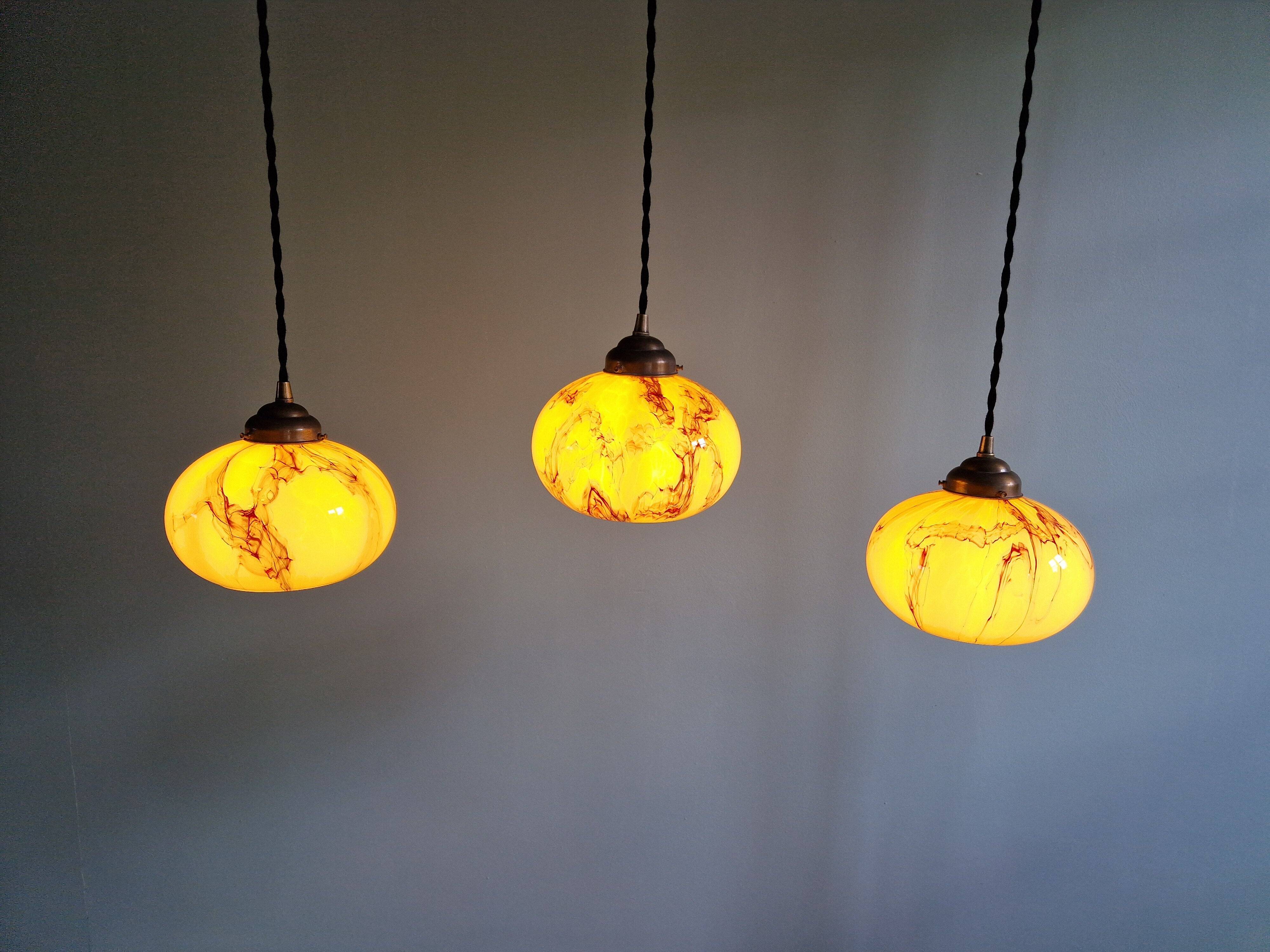 Trio de suspensions art déco en opaline marbrée, Scailmont, 1920-30