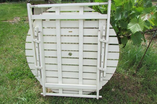 Table and 2 folding garden chairs