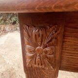 Table en chêne sculpté