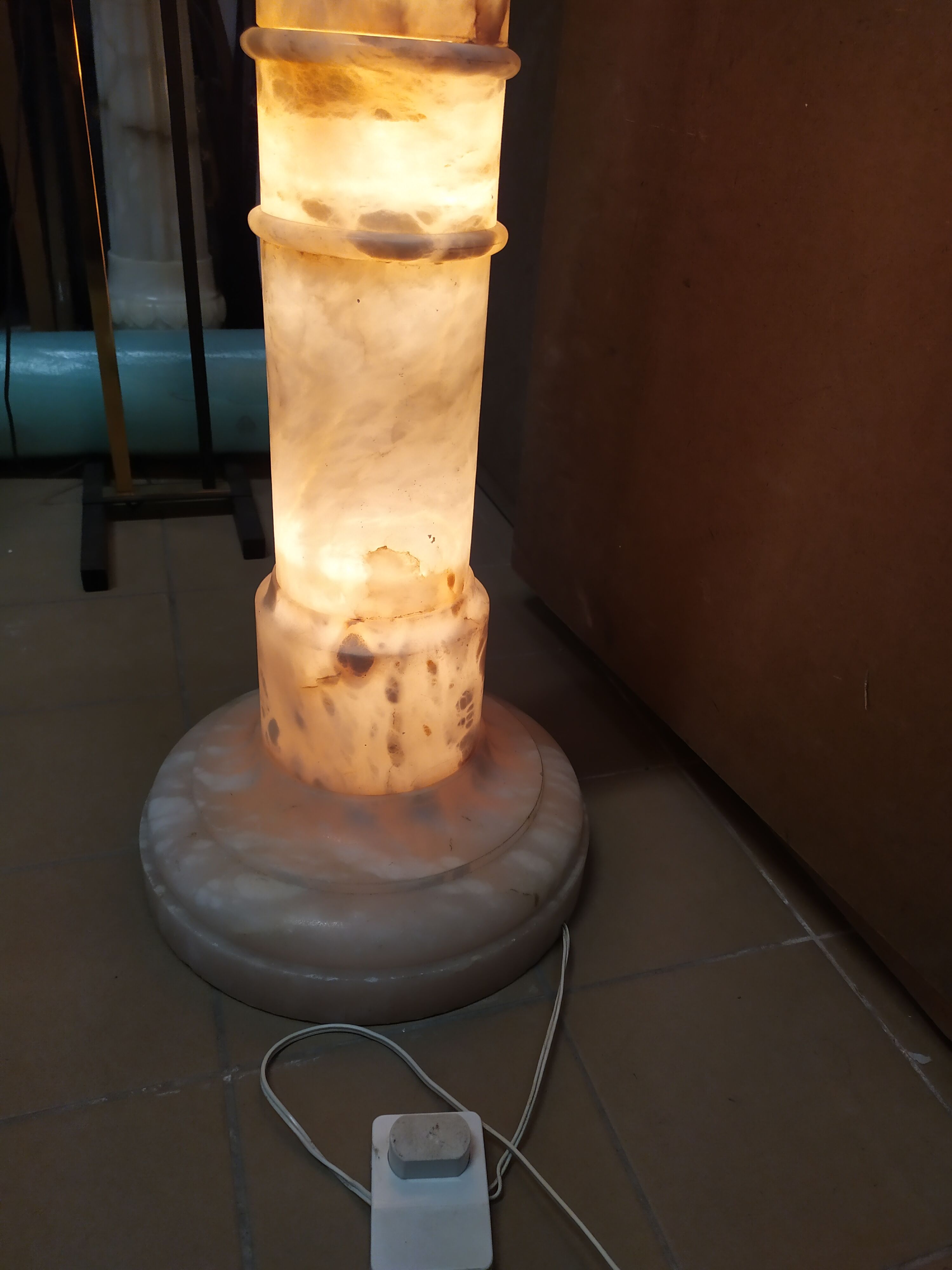 Column in bright alabaster 87 cm 3 fires