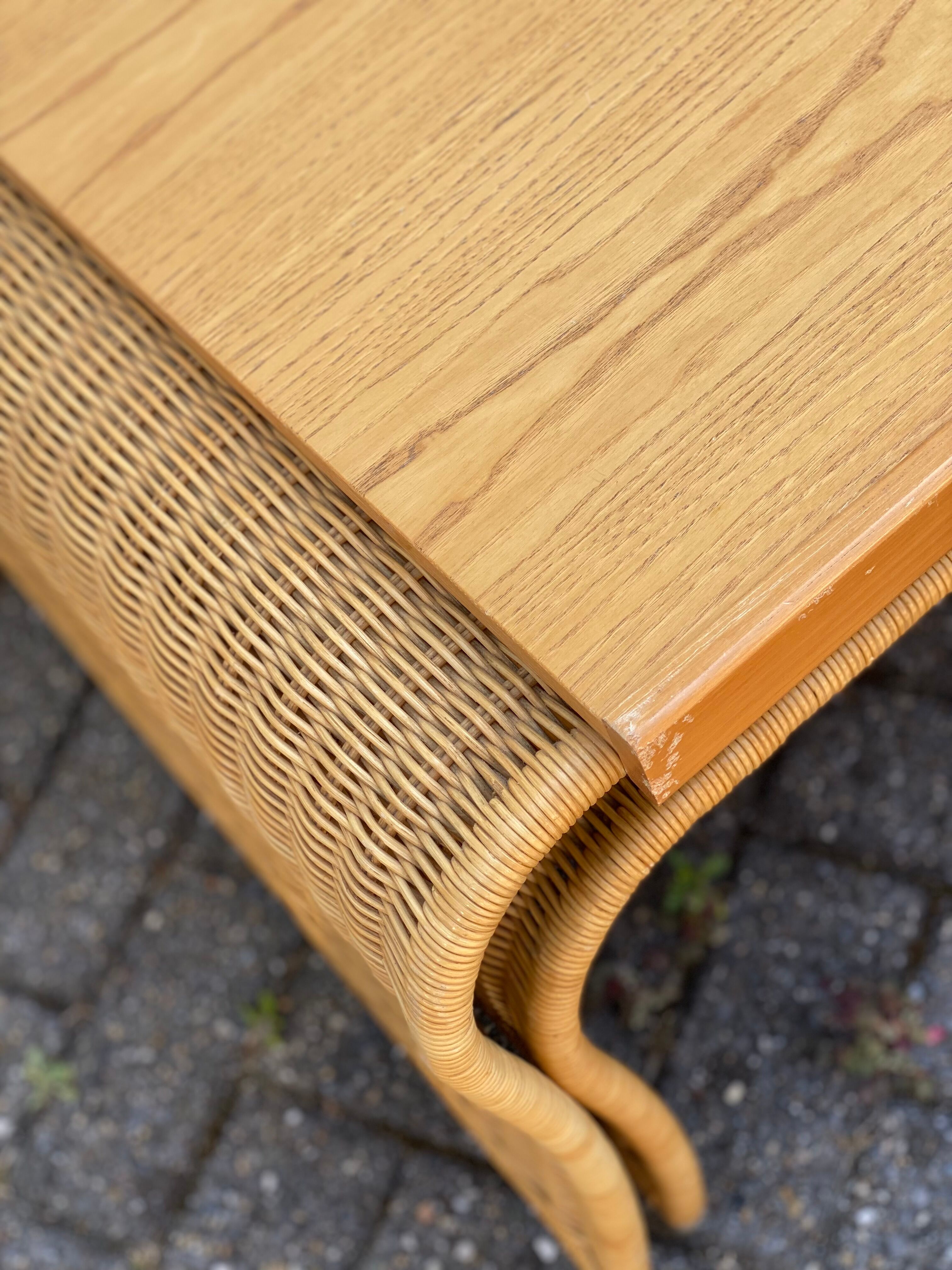 Pine wood and ratan table with 2 ottomans