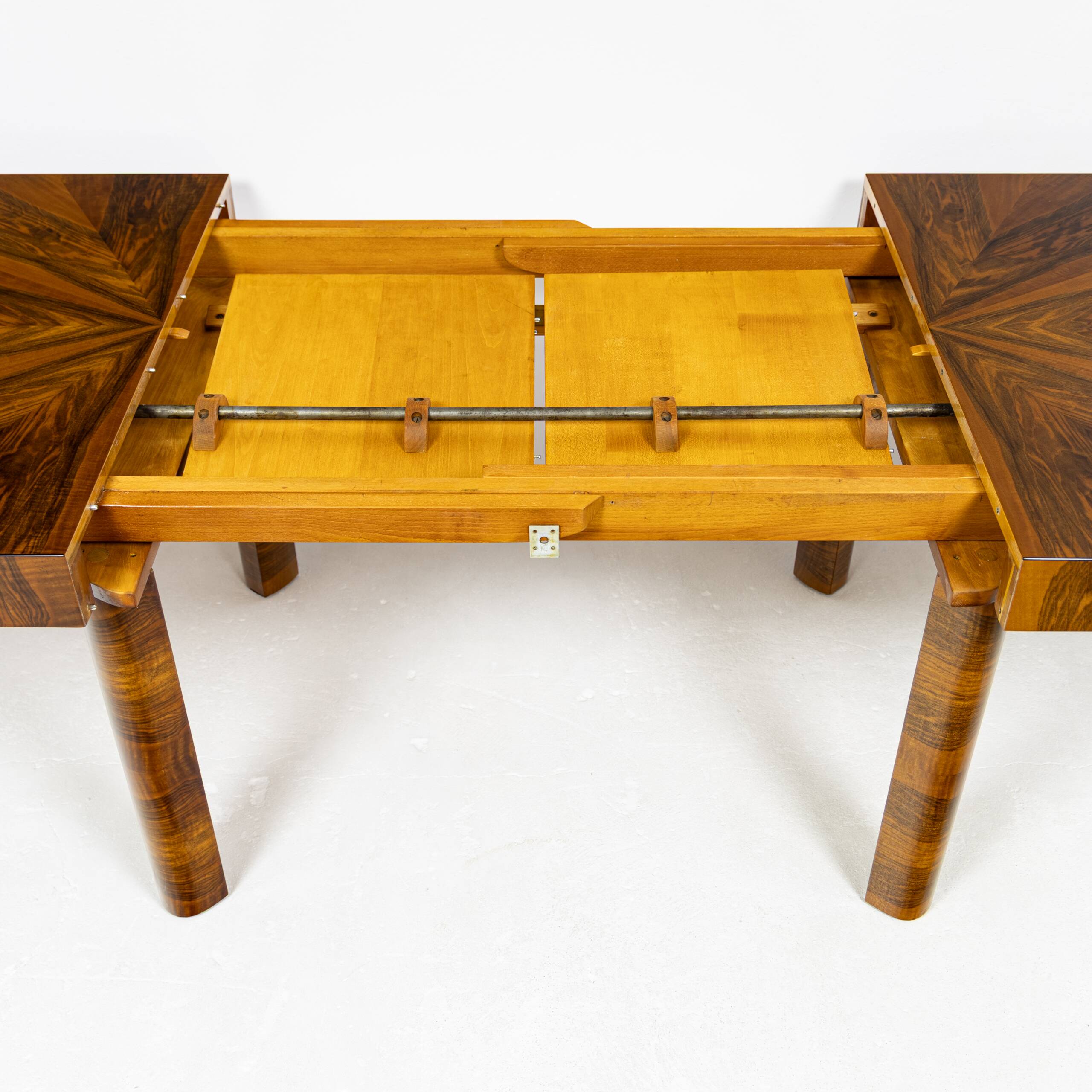 Table extensible Art Déco moderniste en noyer 1930–1944